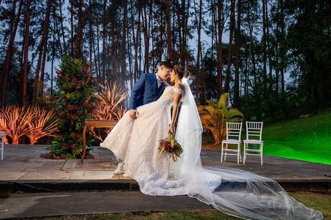 As melhores ideias e inspirações criativas de fotos de casamento dos noivos na cerimônia no espaço Carpe Diem'