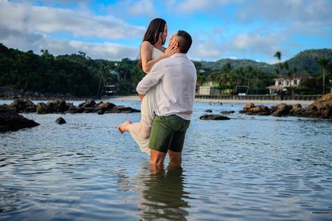 As melhores ideias e inspirações de fotos criativas para ensaio pré wedding na praia do Guarujá Praia das Conchas e Perequê'