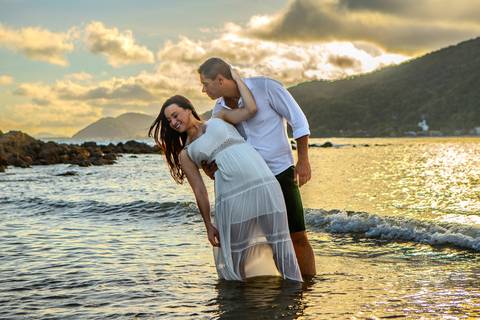 As melhores ideias e inspirações de fotos criativas para ensaio pré wedding na praia do Guarujá Praia das Conchas e Perequê'