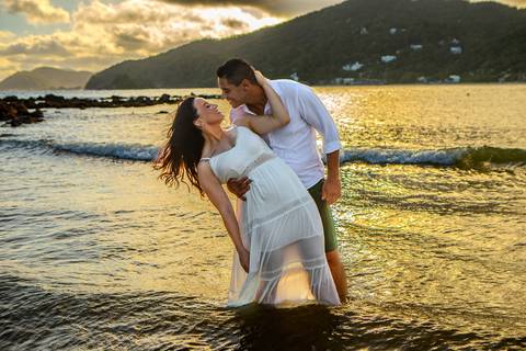 As melhores ideias e inspirações de fotos criativas para ensaio pré wedding na praia do Guarujá Praia das Conchas e Perequê'