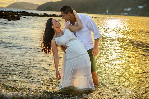 As melhores ideias e inspirações de fotos criativas para ensaio pré wedding na praia do Guarujá Praia das Conchas e Perequê'