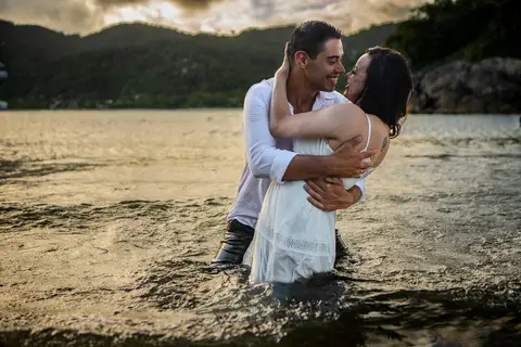 As melhores ideias e inspirações de fotos criativas para ensaio pré wedding na praia do Guarujá Praia das Conchas e Perequê'