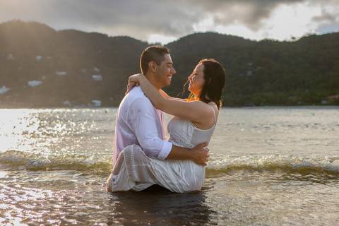 As melhores ideias e inspirações de fotos criativas para ensaio pré wedding na praia do Guarujá Praia das Conchas e Perequê'