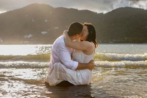 As melhores ideias e inspirações de fotos criativas para ensaio pré wedding na praia do Guarujá Praia das Conchas e Perequê'