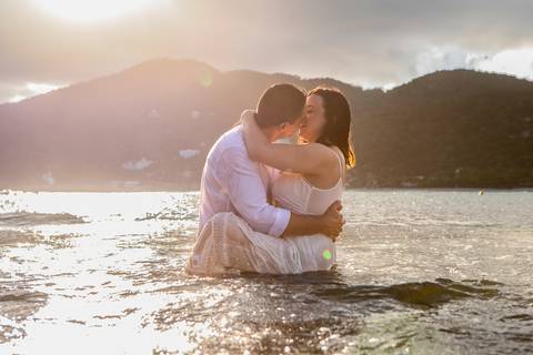 As melhores ideias e inspirações de fotos criativas para ensaio pré wedding na praia do Guarujá Praia das Conchas e Perequê'
