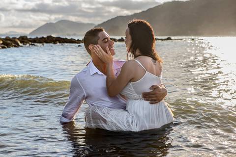 As melhores ideias e inspirações de fotos criativas para ensaio pré wedding na praia do Guarujá Praia das Conchas e Perequê'