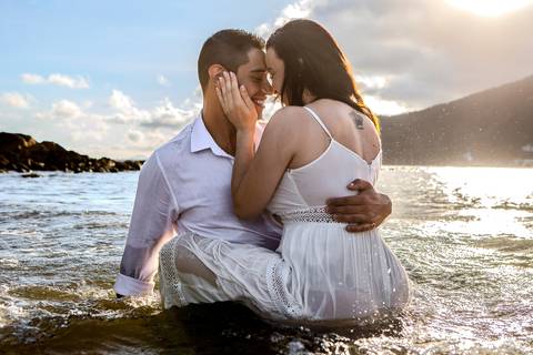 As melhores ideias e inspirações de fotos criativas para ensaio pré wedding na praia do Guarujá Praia das Conchas e Perequê'