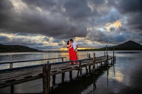 As melhores ideias e inspirações de fotos criativas para ensaio pré wedding na praia do Guarujá Praia das Conchas e Perequê'