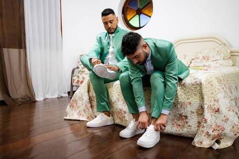 As melhores ideias e inspirações criativas de fotos de casamento do making of dos noivos no Espaço La Capela'