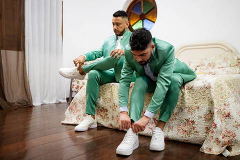 As melhores ideias e inspirações criativas de fotos de casamento do making of dos noivos no Espaço La Capela'