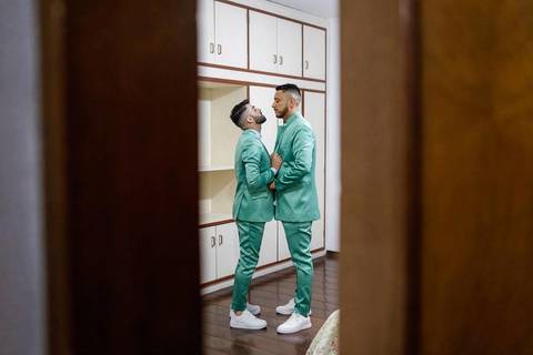 As melhores ideias e inspirações criativas de fotos de casamento do making of dos noivos no Espaço La Capela'