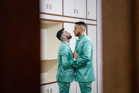 As melhores ideias e inspirações criativas de fotos de casamento do making of dos noivos no Espaço La Capela'