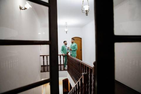 As melhores ideias e inspirações criativas de fotos de casamento do making of dos noivos no Espaço La Capela'