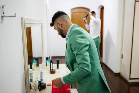 As melhores ideias e inspirações criativas de fotos de casamento do making of dos noivos no Espaço La Capela'