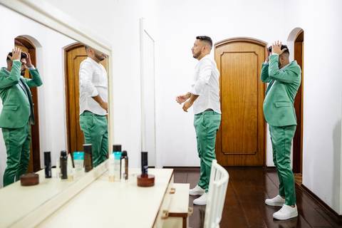 As melhores ideias e inspirações criativas de fotos de casamento do making of dos noivos no Espaço La Capela'