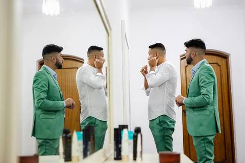 As melhores ideias e inspirações criativas de fotos de casamento do making of dos noivos no Espaço La Capela'