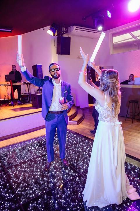As melhores ideias e inspirações criativas de fotos na balada de casamento da dos noivos no Espaço Vitta Eventos'