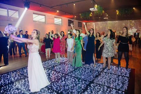 As melhores ideias e inspirações criativas de fotos de casamento da da noiva jogando buquê no Espaço Vitta Eventos'