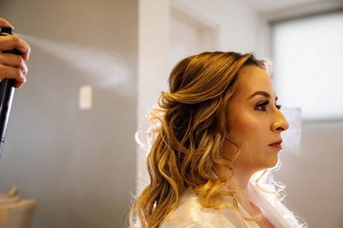 As melhores ideias e inspirações criativas de fotos de casamento do making of da noiva no Espaço Vitta Eventos'