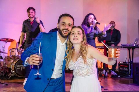 As melhores ideias e inspirações criativas de fotos na balada de casamento da dos noivos no Espaço Vitta Eventos'