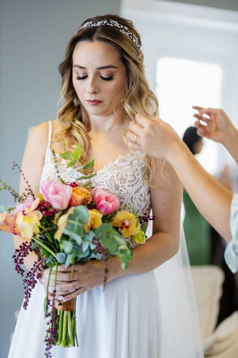 As melhores ideias e inspirações criativas de fotos de casamento do making of da noiva no Espaço Vitta Eventos'