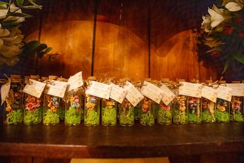 As melhores ideias e inspirações criativas de fotos de casamento das lembrancinhas no Espaço Vitta Eventos'