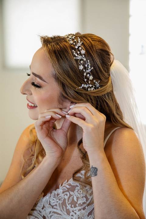 As melhores ideias e inspirações criativas de fotos de casamento do making of da noiva no Espaço Vitta Eventos'