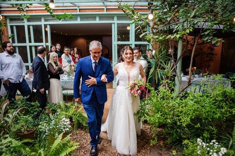 As melhores ideias e inspirações criativas de fotos de casamento no espaço Teakettle Casa de Chás'