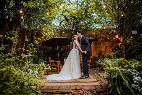 As melhores ideias e inspirações criativas de fotos de casamento no espaço Teakettle Casa de Chás'