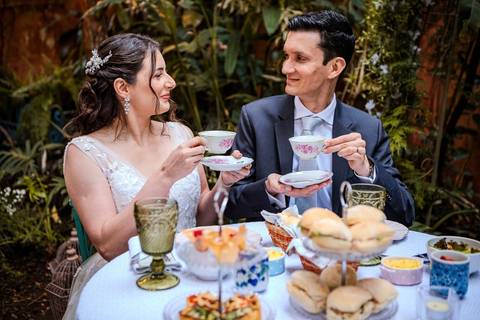 As melhores ideias e inspirações criativas de fotos de casamento no espaço Teakettle Casa de Chás'