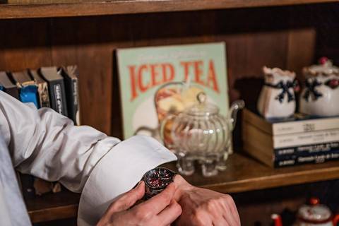 As melhores ideias e inspirações criativas de fotos de casamento do making of do noivo no espaço Teakettle Casa de Chás'