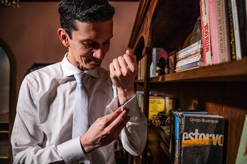 As melhores ideias e inspirações criativas de fotos de casamento do making of do noivo no espaço Teakettle Casa de Chás'