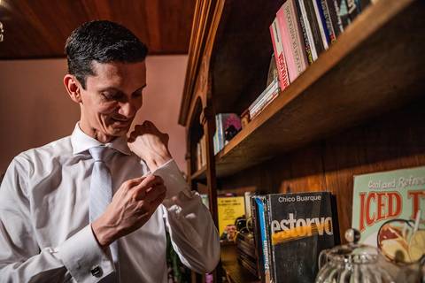 As melhores ideias e inspirações criativas de fotos de casamento do making of do noivo no espaço Teakettle Casa de Chás'