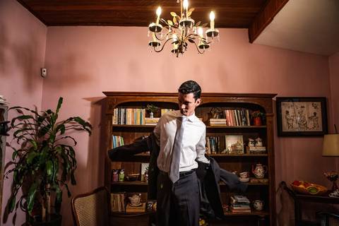 As melhores ideias e inspirações criativas de fotos de casamento do making of do noivo no espaço Teakettle Casa de Chás'