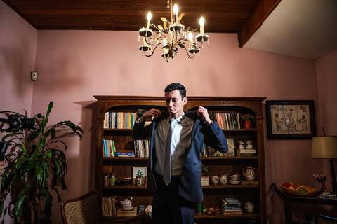 As melhores ideias e inspirações criativas de fotos de casamento do making of do noivo no espaço Teakettle Casa de Chás'