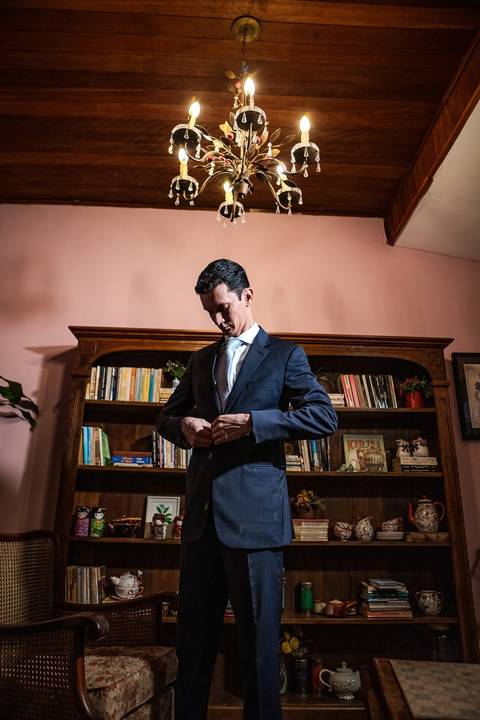 As melhores ideias e inspirações criativas de fotos de casamento do making of do noivo no espaço Teakettle Casa de Chás'