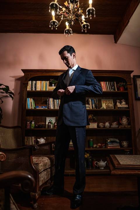 As melhores ideias e inspirações criativas de fotos de casamento do making of do noivo no espaço Teakettle Casa de Chás'