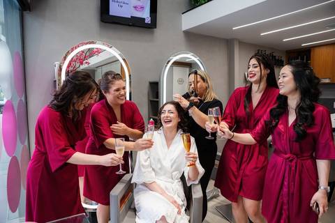 As melhores ideias e inspirações criativas de fotos de casamento do making of da noiva no Pink Me Up '