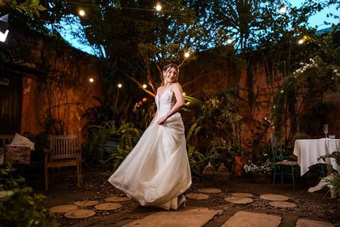 As melhores ideias e inspirações criativas de fotos de casamento da noiva sozinha no espaço Teakettle Casa de Chás'