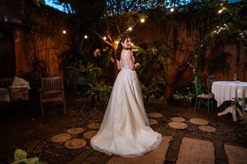 As melhores ideias e inspirações criativas de fotos de casamento da noiva sozinha no espaço Teakettle Casa de Chás'