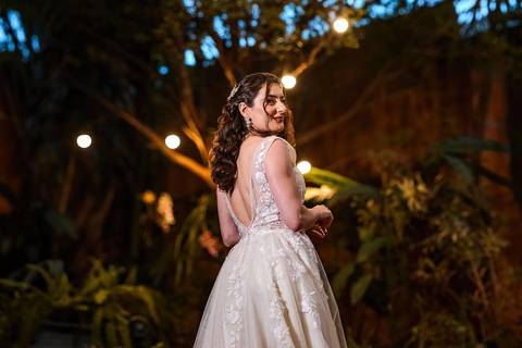 As melhores ideias e inspirações criativas de fotos de casamento da noiva sozinha no espaço Teakettle Casa de Chás'