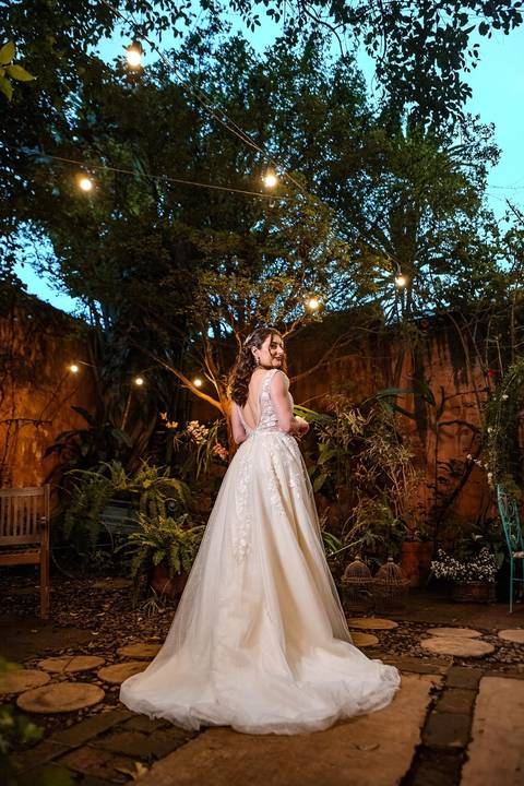 As melhores ideias e inspirações criativas de fotos de casamento da noiva sozinha no espaço Teakettle Casa de Chás'