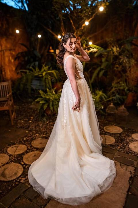 As melhores ideias e inspirações criativas de fotos de casamento da noiva sozinha no espaço Teakettle Casa de Chás'