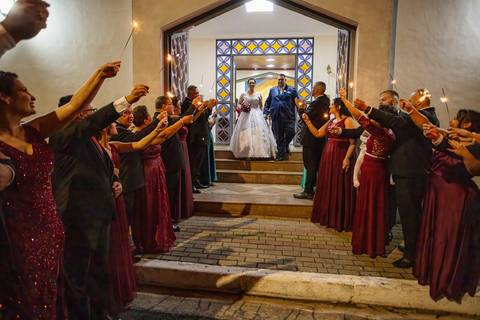 As melhores ideias e inspirações criativas de fotos de casamento do momento da saída dos noivos na Paróquia Nossa Senhora da Esperança '