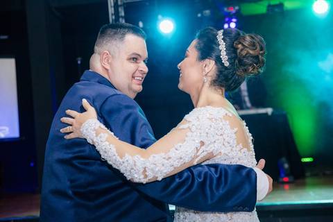 As melhores ideias e inspirações criativas de fotos de casamento dos noivos na valsa no Clube de Campo do Castelo'