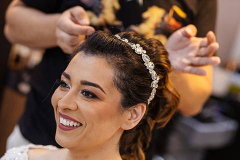 As melhores ideias e inspirações criativas de fotos de casamento do making of da noiva no salão Tríade Beauté'