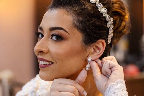 As melhores ideias e inspirações criativas de fotos de casamento do making of da noiva no salão Tríade Beauté'