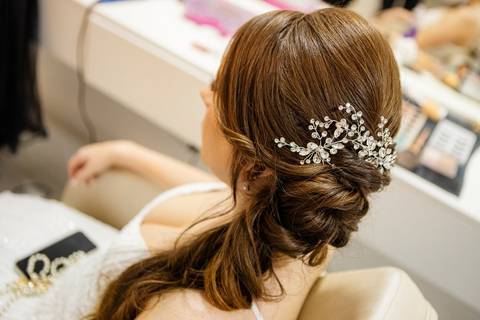 As melhores ideias e inspirações criativas de fotos de casamento do making of da noiva no salão Escovaria de Luxo'