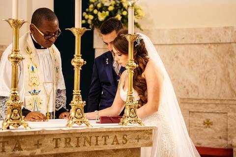 As melhores ideias e inspirações criativas de fotos de casamento da cerimônia na Paróquia São José Osasco'
