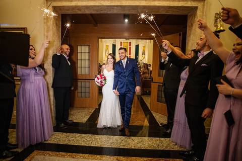 As melhores ideias e inspirações criativas de fotos de casamento da saída dos noivos na Paróquia São José Osasco'